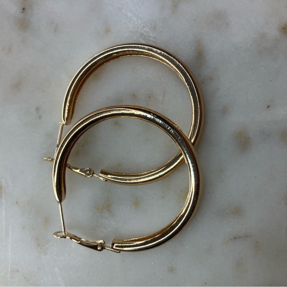 Medium gold hoops